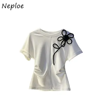 Неплотная Белая футболка с коротким рукавом, Женские летние модные нишевые топы, иностранный стиль, уменьшающий возраст, Тонкая талия, цветочные украшения, футболки